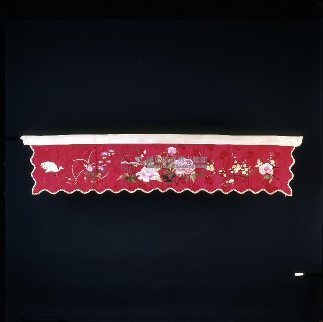 深紅色花卉繡樣床簾藏品圖，第1張