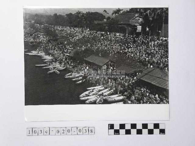 黃則修攝人山人海的岸邊藏品圖，第1張