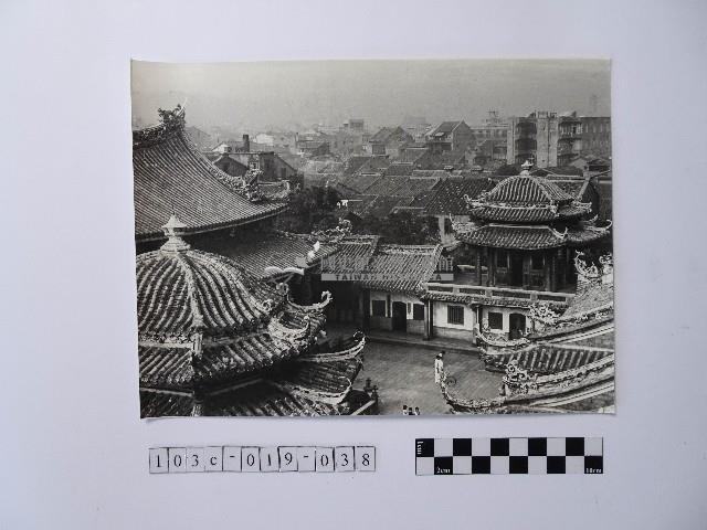 黃則修攝由屋頂俯瞰地面的照片藏品圖，第1張