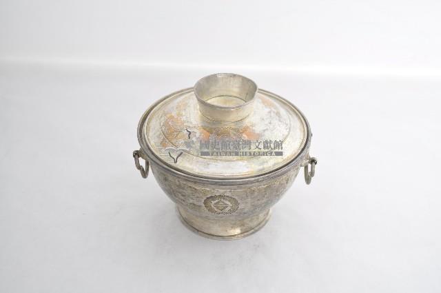 總督府徽紋雙繫環帶蓋銀碗三套組藏品圖，第1張