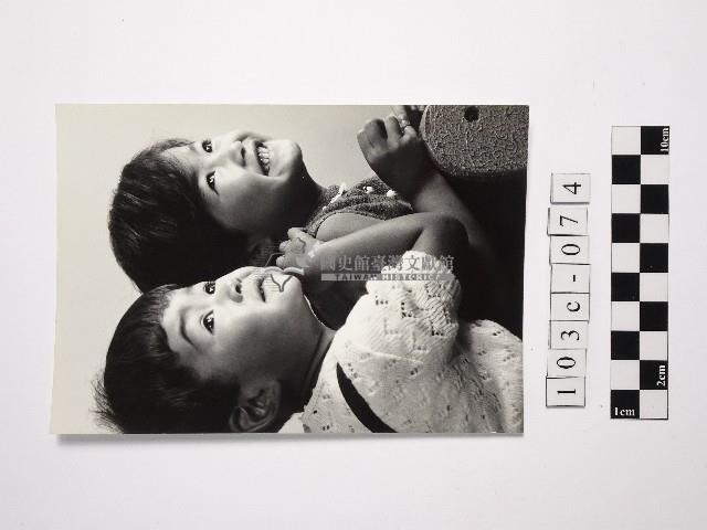 黃則修攝兩名孩童藏品圖，第1張