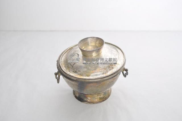 總督府徽紋雙繫環帶蓋銀碗三套組藏品圖，第1張