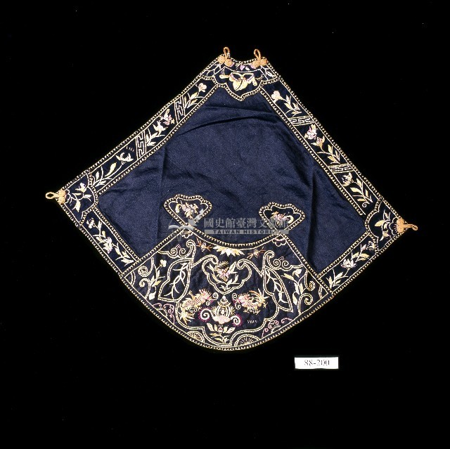 吉祥刺繡扇形黑棉肚兜藏品圖，第1張