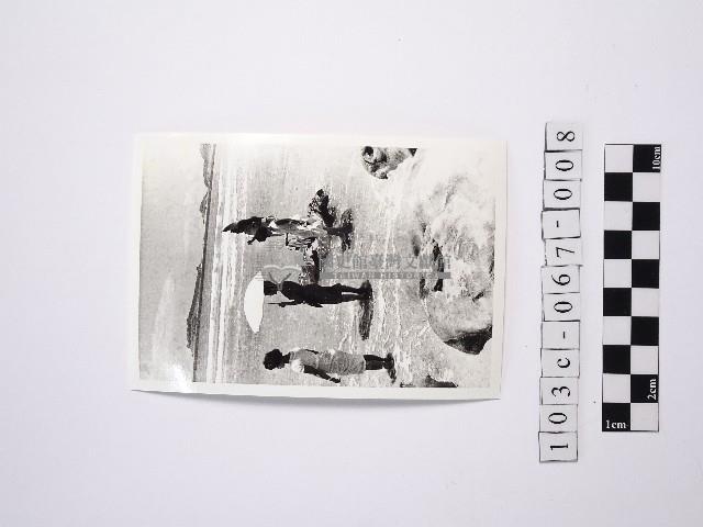 黃則修攝四名站在淺灘的女性1藏品圖，第1張