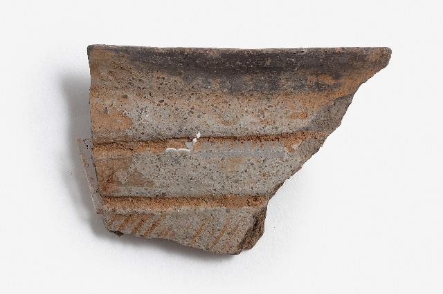 灰黑色夾砂弦紋陶缽口部殘片藏品圖，第1張