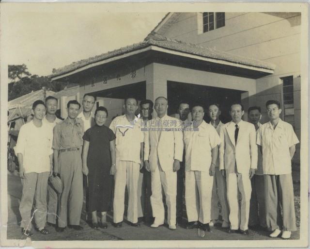 彰化溫泉前合照老照片藏品圖，第1張