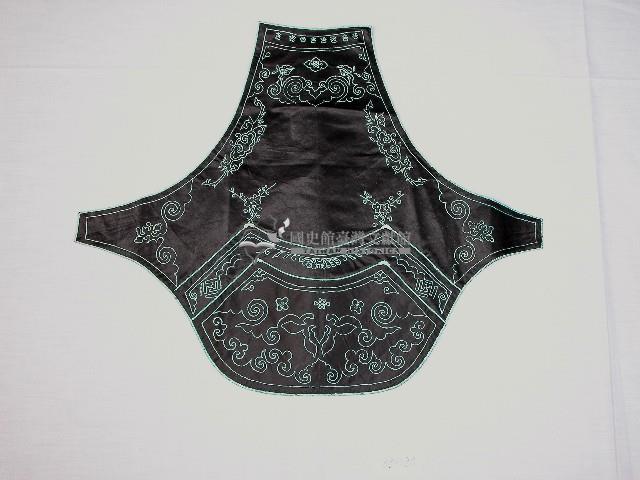 黑絲緞雙層口袋刺繡圓弧狀肚兜藏品圖，第1張