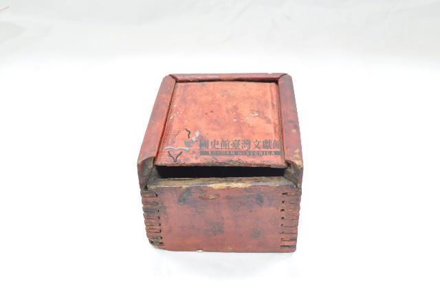 紅色深腹屜蓋盒藏品圖，第1張