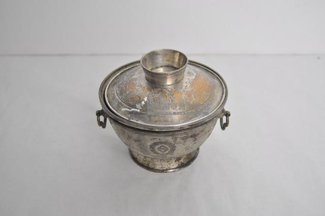 總督府徽紋雙繫環帶蓋銀碗三套組藏品圖，第1張