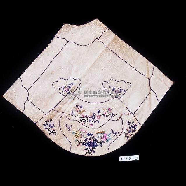 白色吉祥刺繡肚兜藏品圖，第1張