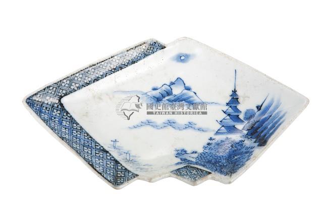 青花山水樓閣襷紋雙結型皿藏品圖，第1張