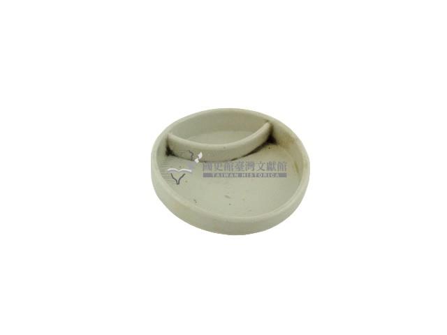 陶瓷製灰褐色圓盤狀菸灰缸藏品圖，第1張