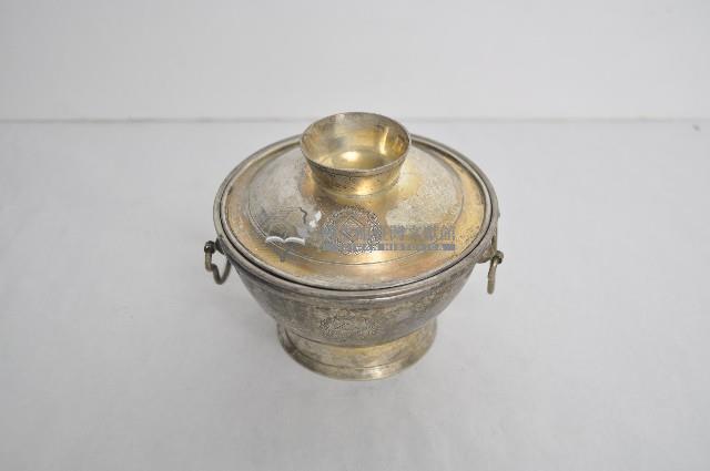 總督府徽紋雙繫環帶蓋銀碗三套組藏品圖，第1張