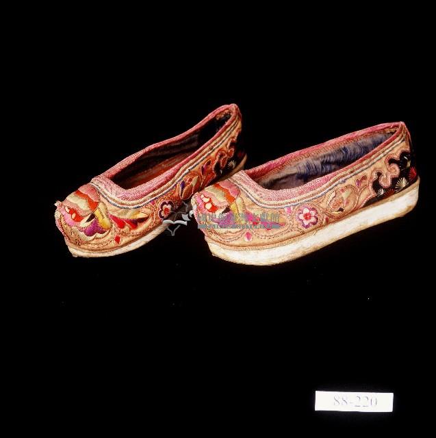 客家橘絲緞黑布絨盤枝纏花刺繡翹頭禮鞋藏品圖，第1張