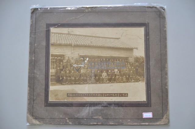 大正十二年三月十五日鹿港公學校第廿二回卒業證書授與式合照藏品圖，第1張