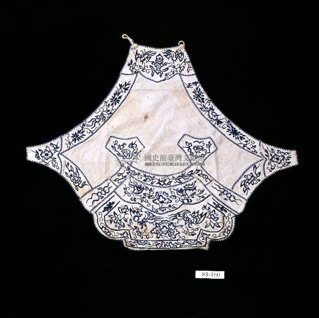 百花吉祥刺繡弧形波浪底白棉肚兜藏品圖，第1張