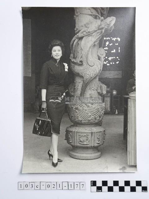 黃則修攝女子藏品圖，第1張