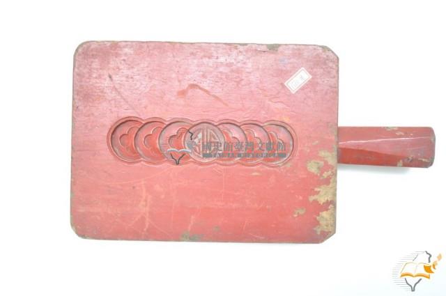 紅色木製陰刻錢幣魚紋粿印藏品圖，第1張