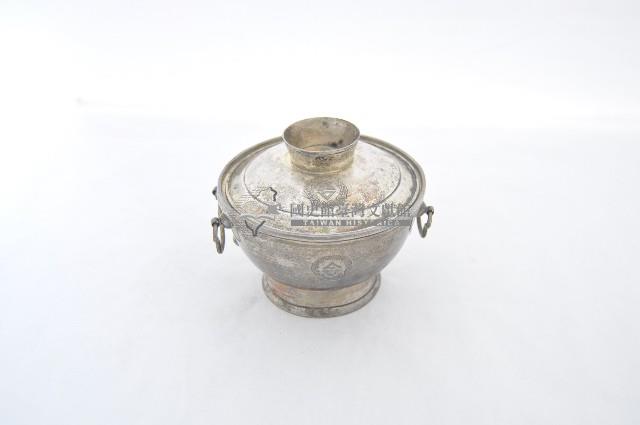 總督府徽紋雙繫環帶蓋銀碗三套組藏品圖，第1張