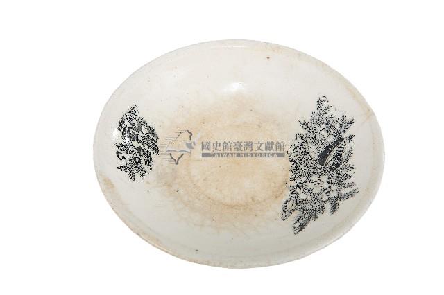 黑彩印花花草紋白地瓷盤藏品圖，第1張