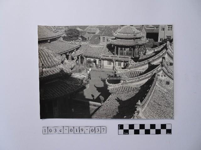 黃則修攝由屋頂俯瞰地面的照片藏品圖，第1張