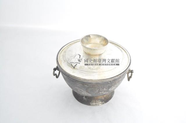 總督府徽紋雙繫環帶蓋銀碗三套組藏品圖，第1張