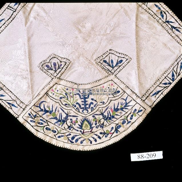 吉祥刺繡扇形白色提花絲綢肚兜藏品圖，第1張