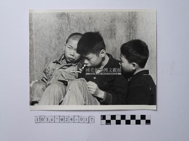 黃則修攝男孩合影照藏品圖，第1張