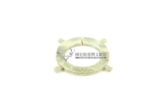 帶四突起玦形耳飾藏品圖，第1張