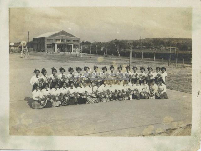 女學生持綵球於校園合照藏品圖，第1張