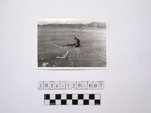 黃則修攝一名戴著斗笠的人藏品圖，第1張