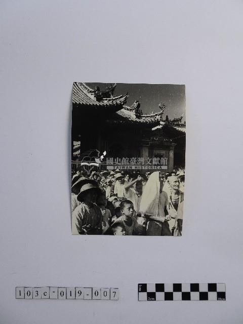黃則修攝廟前的人群藏品圖，第1張