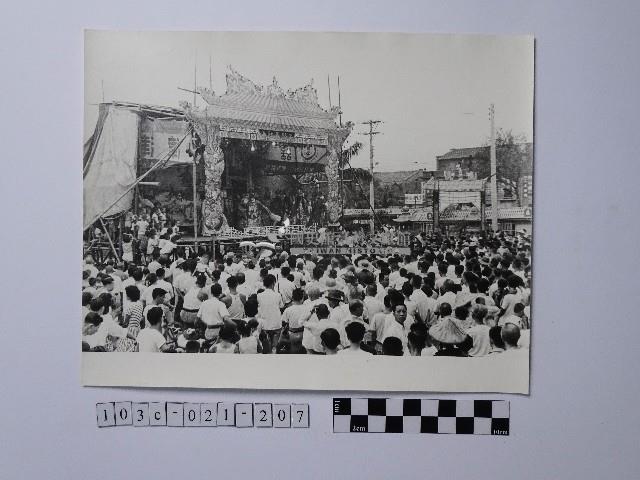 黃則修攝人群藏品圖，第1張