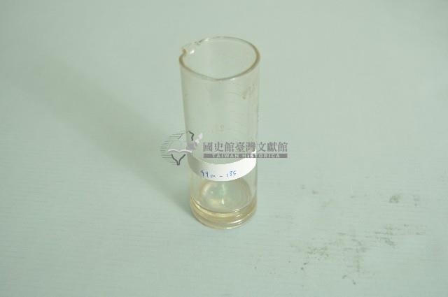 流嘴圓筒形透明玻璃量杯藏品圖，第1張