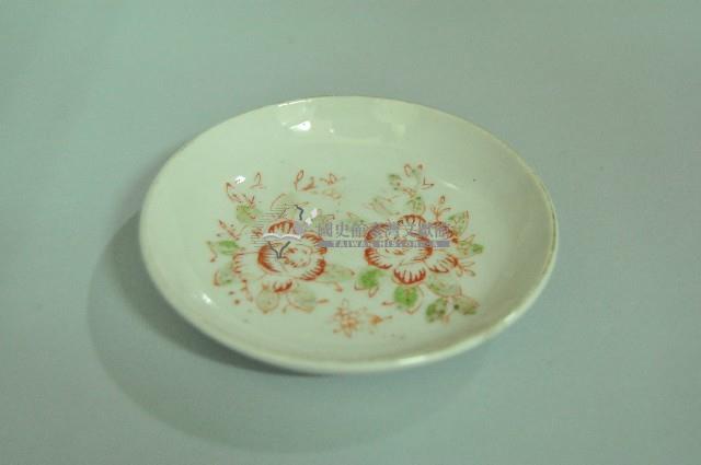 金口白地印花彩繪白描折枝玫瑰紋瓷碟藏品圖，第1張