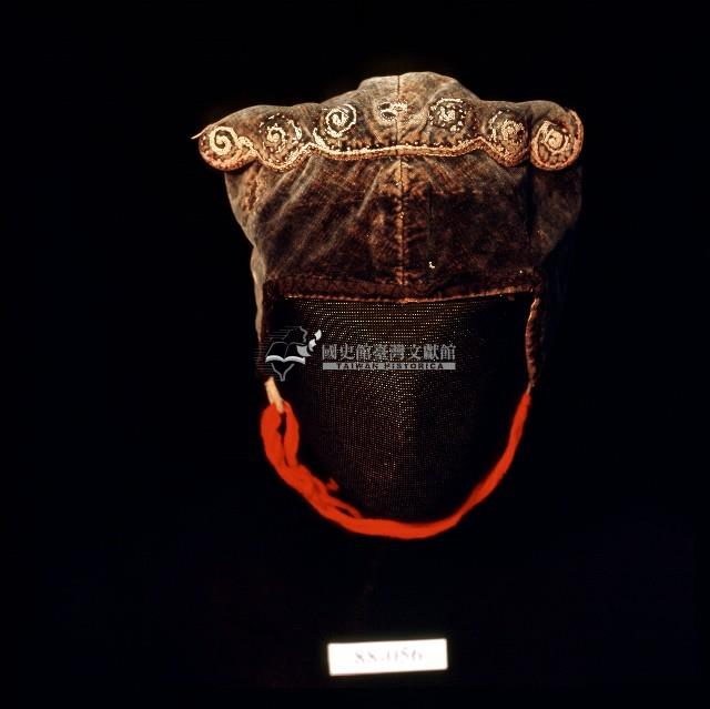 深色圓紋繡樣童帽藏品圖，第1張