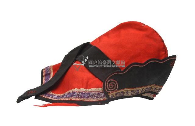 紅色卐字繡樣童帽藏品圖，第1張