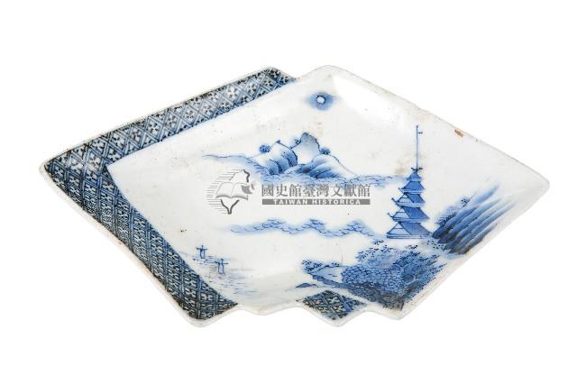 青花山水樓閣襷紋雙結型皿藏品圖，第1張