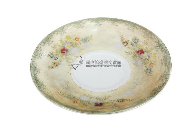 淡黃色邊印花彩繪三花卉紋瓷盤藏品圖，第1張