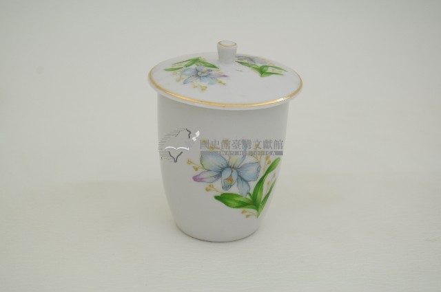 金邊帶蓋彩繪折枝花卉紋直筒瓷杯藏品圖，第1張