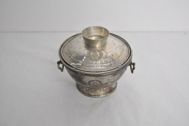 總督府徽紋雙繫環帶蓋銀碗三套組藏品圖，第1張