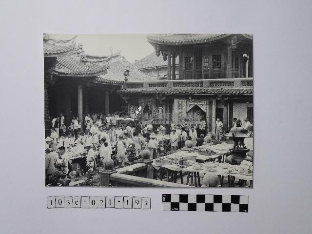 黃則修攝廟埕的供品藏品圖，第1張