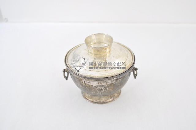 總督府徽紋雙繫環帶蓋銀碗三套組藏品圖，第1張