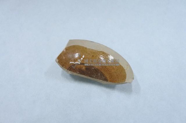 芒口棕褐釉小盤殘片藏品圖，第1張
