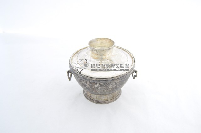 總督府徽紋雙繫環帶蓋銀碗三套組藏品圖，第1張