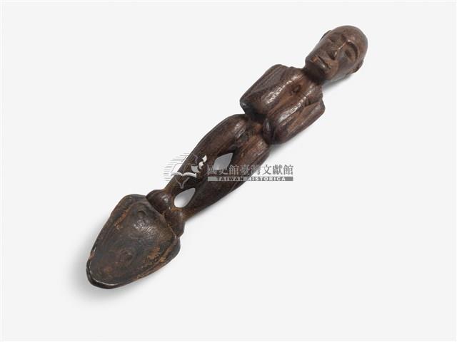 黑棕色原住民造型抱胸人型雕飾木匙藏品圖，第1張