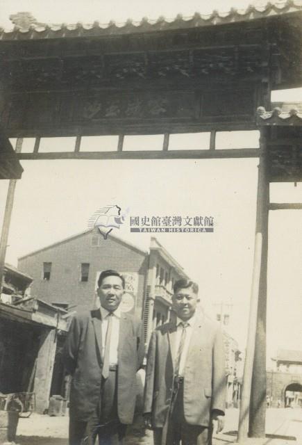 湖北容城合影老照片藏品圖，第1張