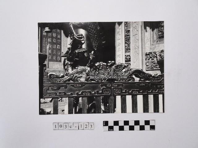 黃則修攝龍山寺門柵藏品圖，第1張