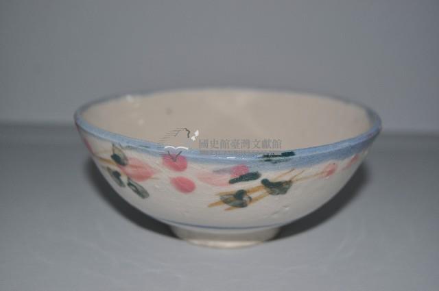 鶯歌彩繪藍口簡筆花卉紋碗藏品圖，第1張