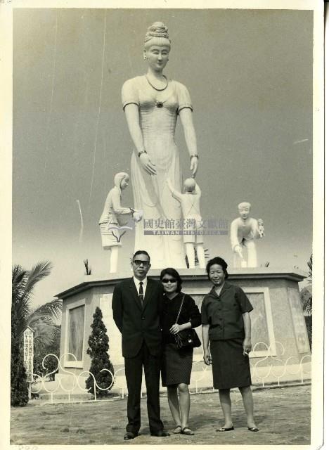 大理石雕像前合照藏品圖，第1張